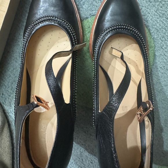 Clarks Black Leather Heels with Tan Accents
Used but good condition 8cm heels - Picture 4 of 8